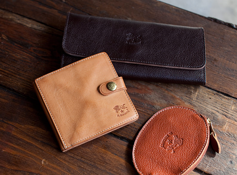 イルビゾンテの二つ折り財布は 使えば使うほど革が馴染む メンズのプレゼントに最適です いまどきシニアがもらって嬉しいプレゼント